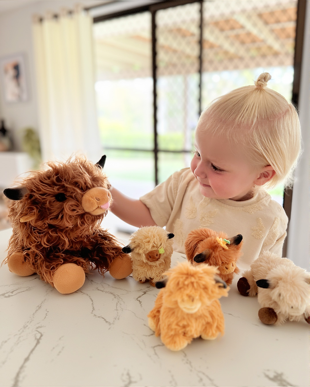 Dear Highland Cows🐂, would you like to be our friend😜? This cute little kid will lead you🐾 to app